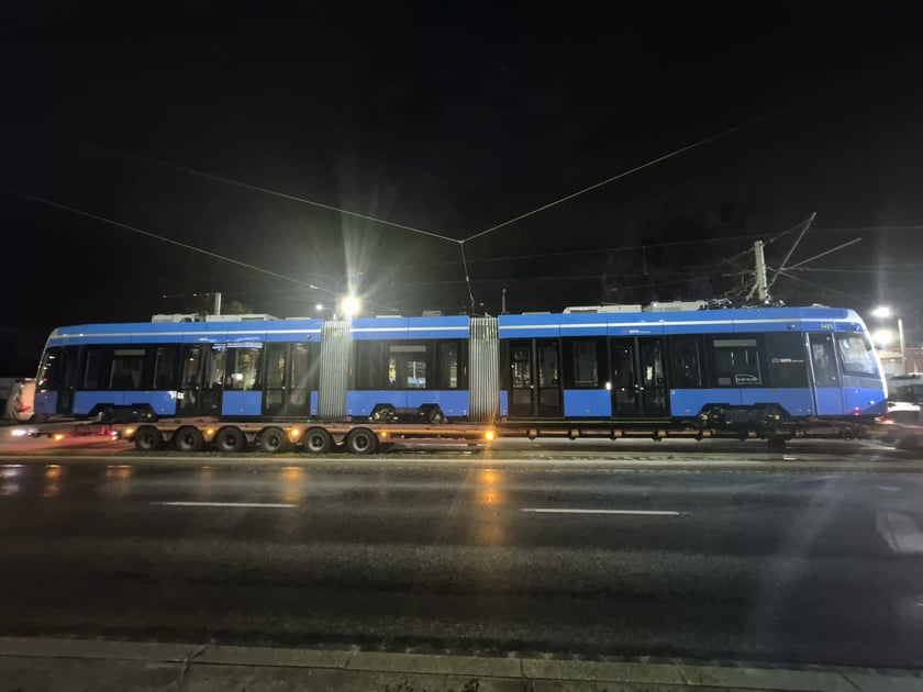 Transport nowego tramwaju Pesa we Wrocławiu