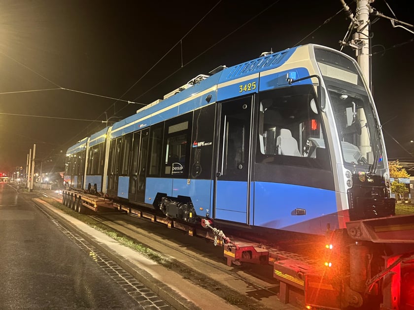 Transport nowego tramwaju Pesa we Wrocławiu
