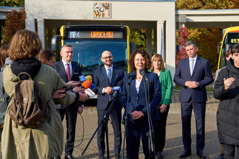 Prezes Daimler Buses Polska Mirosława Rudzka podczas konferencji poświęconej podpisaniu umowy na 100 autobusów Mercedes Conecto dla MPK Wrocław