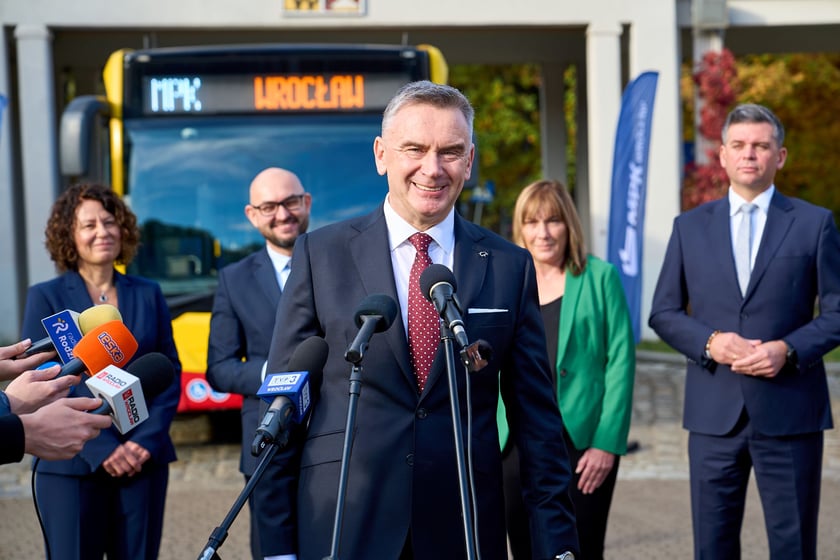 Prezes Pekao Leasing Andrzej Krzemiński podczas konferencji poświęconej podpisaniu umowy na 100 autobusów Mercedes Conecto dla MPK Wrocław