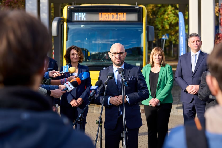 Prezes MPK Witold Woźny podczas konferencji poświęconej podpisaniu umowy na 100 autobusów Mercedes Conecto