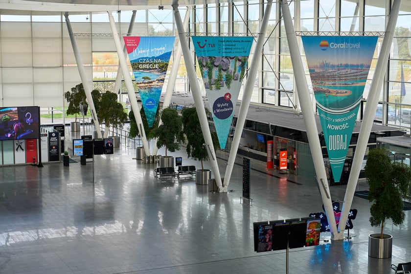 Wrocławskie lotnisko zamknięte do 4 grudnia 2025. Pusty terminal. Wrocław, 26.10.2025