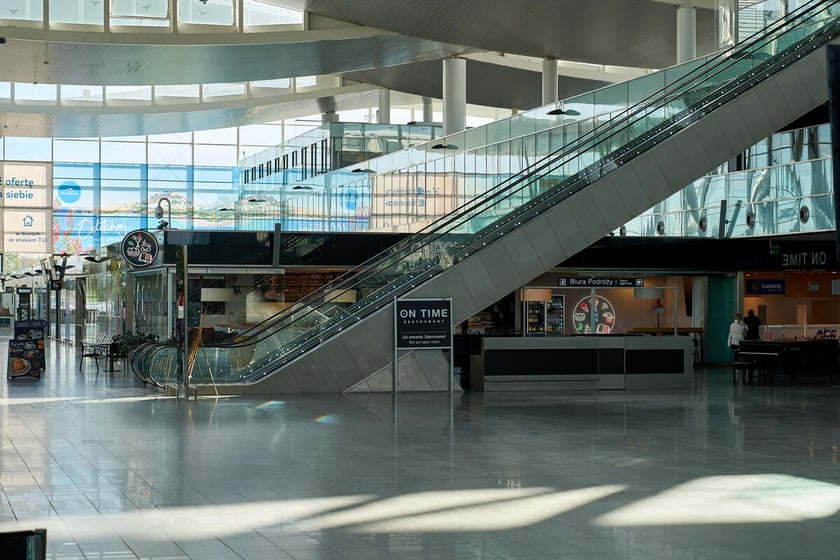 Wrocławskie lotnisko zamknięte do 4 grudnia 2025. Pusty terminal. Wrocław, 26.10.2025