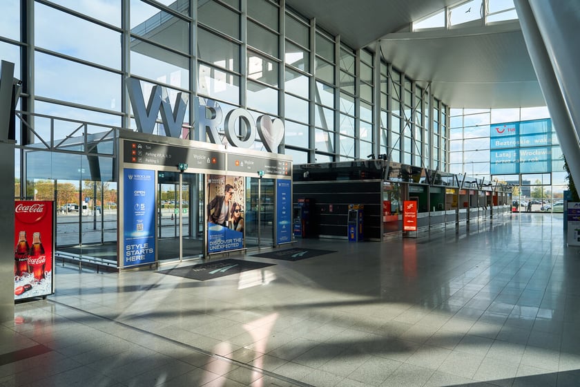 Wrocławskie lotnisko zamknięte do 4 grudnia 2025. Pusty terminal. Wrocław, 26.10.2025