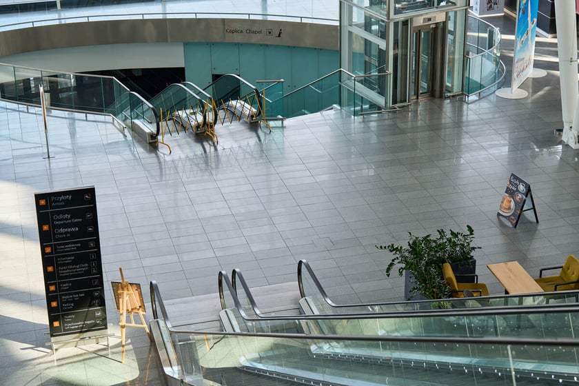 Wrocławskie lotnisko zamknięte do 4 grudnia 2025. Pusty terminal. Wrocław, 26.10.2025