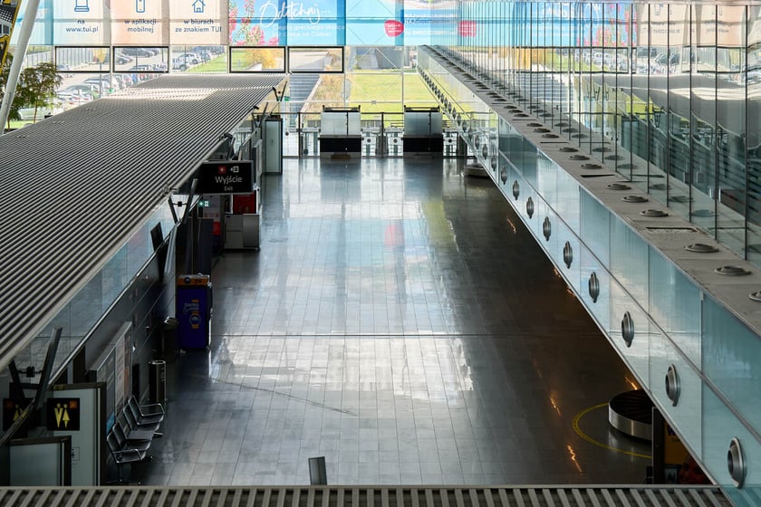 Wrocławskie lotnisko zamknięte do 4 grudnia 2025. Pusty terminal. Wrocław, 26.10.2025