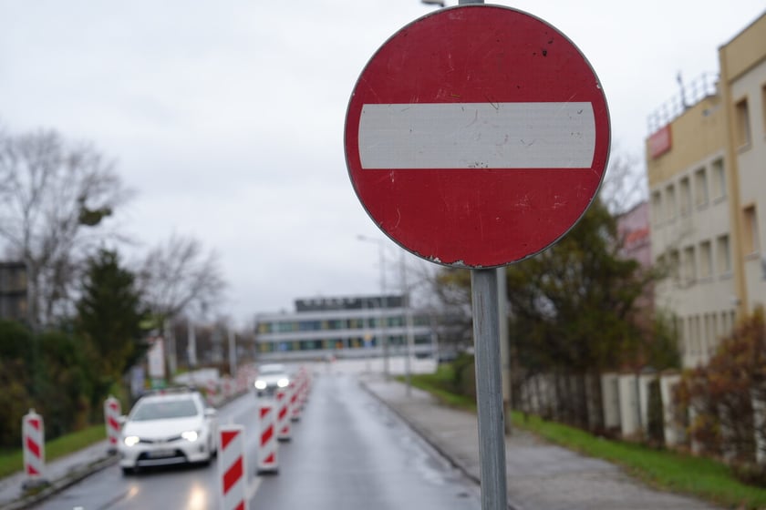 Budowa trasy autobusowo-tramwajowej na Swojczyce. Utrudnienia w ruchu. Wrocław, 15.11.2025