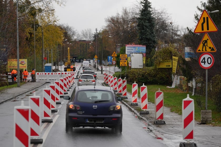 Budowa trasy autobusowo-tramwajowej na Swojczyce. Utrudnienia w ruchu. Wrocław, 15.11.2025