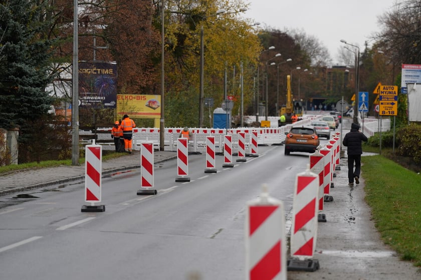 Budowa trasy autobusowo-tramwajowej na Swojczyce. Utrudnienia w ruchu. Wrocław, 15.11.2025
