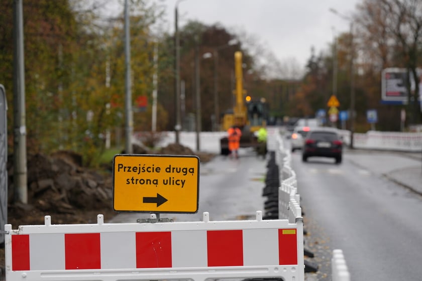 Budowa trasy autobusowo-tramwajowej na Swojczyce. Utrudnienia w ruchu. Wrocław, 15.11.2025