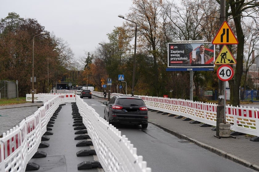 Budowa trasy autobusowo-tramwajowej na Swojczyce. Utrudnienia w ruchu. Wrocław, 15.11.2025