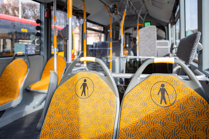 Prezentacja nowych aglomeracyjnych mercedesów pod Halą Stulecia, 14 listopada 2025