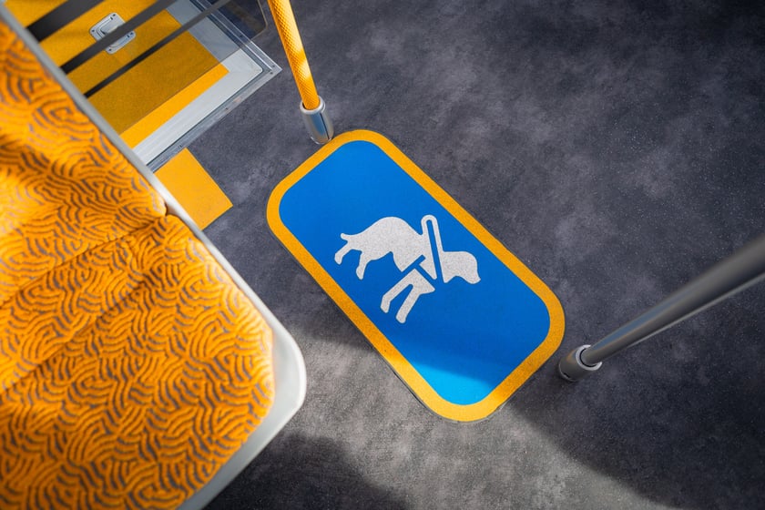 Prezentacja nowych aglomeracyjnych mercedesów pod Halą Stulecia, 14 listopada 2025