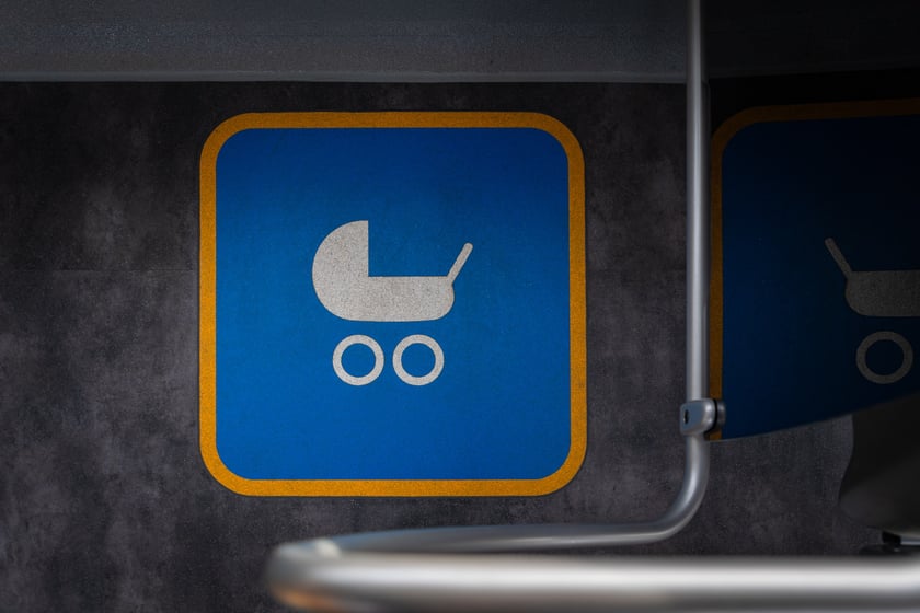 Prezentacja nowych aglomeracyjnych mercedesów pod Halą Stulecia, 14 listopada 2025