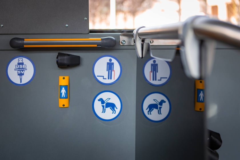 Prezentacja nowych aglomeracyjnych mercedesów pod Halą Stulecia, 14 listopada 2025