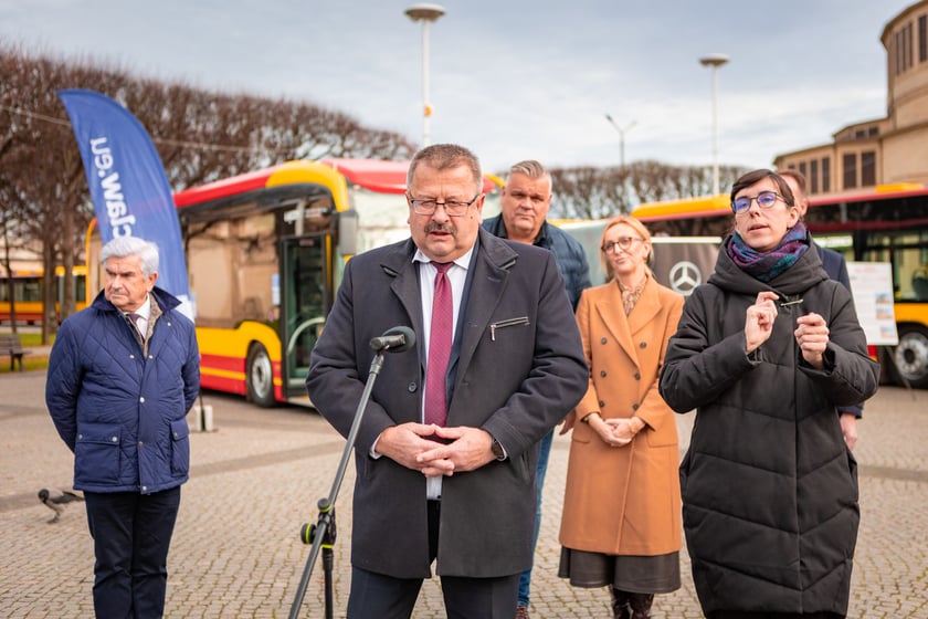Prezentacja nowych aglomeracyjnych mercedesów pod Halą Stulecia, 14 listopada 2025