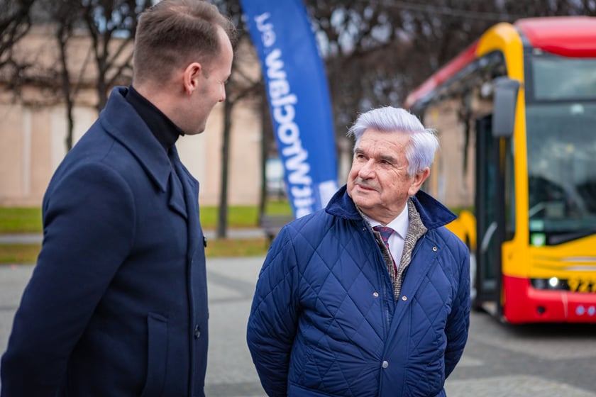 Prezentacja nowych aglomeracyjnych mercedesów pod Halą Stulecia, 14 listopada 2025