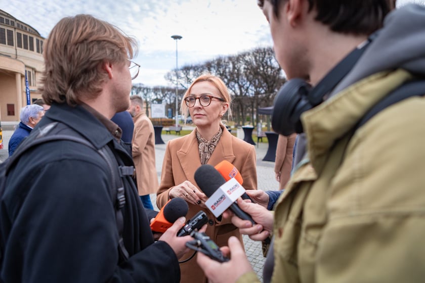 Prezentacja nowych aglomeracyjnych mercedesów pod Halą Stulecia, 14 listopada 2025