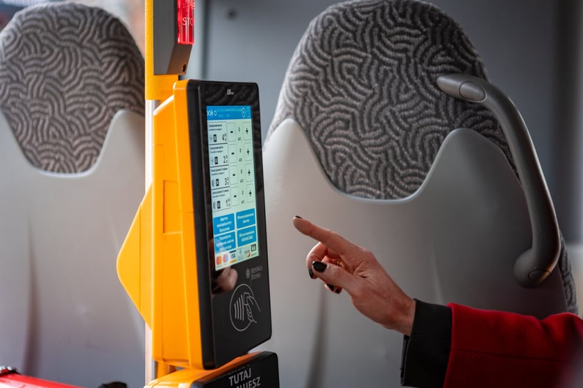 Prezentacja nowych aglomeracyjnych mercedesów pod Halą Stulecia, 14 listopada 2025