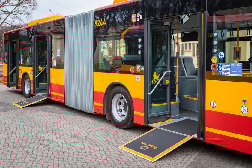 Prezentacja nowych aglomeracyjnych mercedesów pod Halą Stulecia, 14 listopada 2025