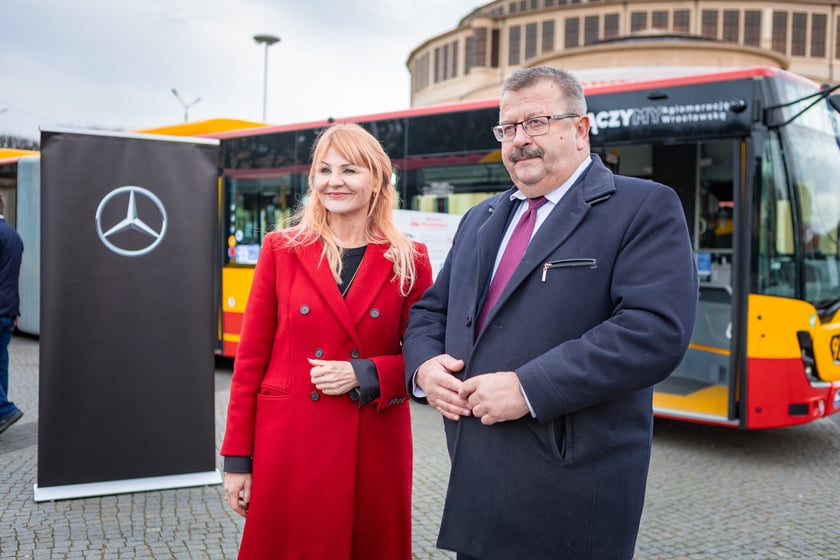 Prezentacja nowych aglomeracyjnych mercedesów pod Halą Stulecia, 14 listopada 2025