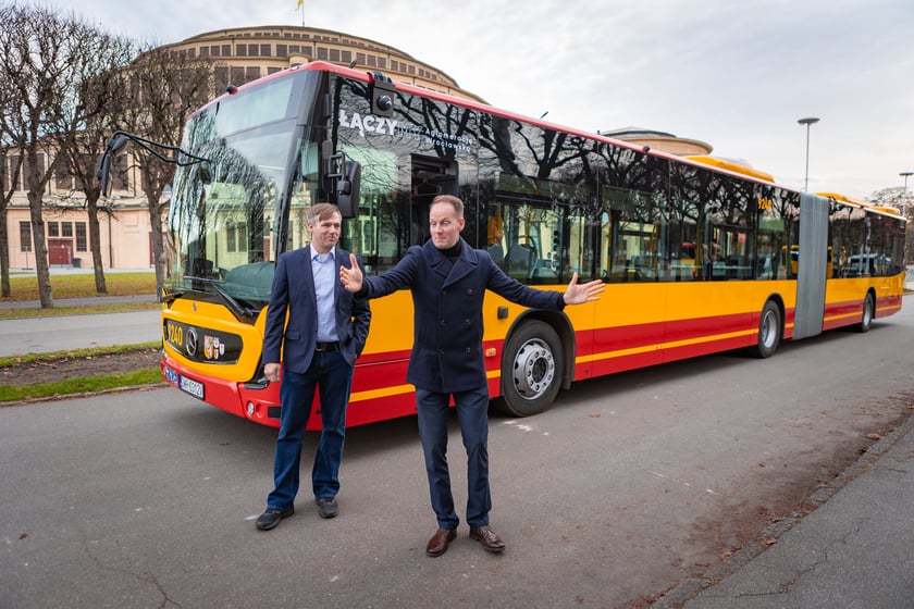 Prezentacja nowych aglomeracyjnych mercedesów pod Halą Stulecia, 14 listopada 2025