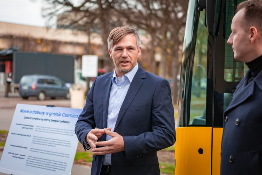 Prezentacja nowych aglomeracyjnych mercedesów pod Halą Stulecia, 14 listopada 2025