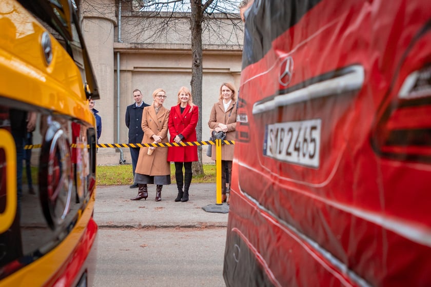 Prezentacja nowych aglomeracyjnych mercedesów pod Halą Stulecia, 14 listopada 2025