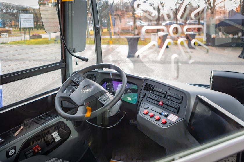 Prezentacja nowych aglomeracyjnych mercedesów pod Halą Stulecia, 14 listopada 2025