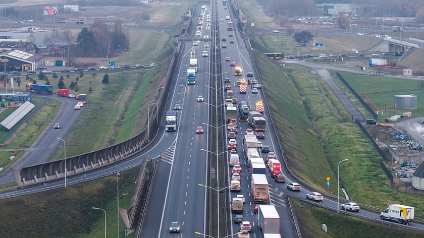 Korek na AOW po zderzeniu 3 samochod&oacute;w - 4 grudnia