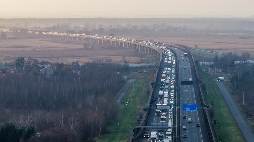 Korek na AOW po zderzeniu 3 samochod&oacute;w - 4 grudnia