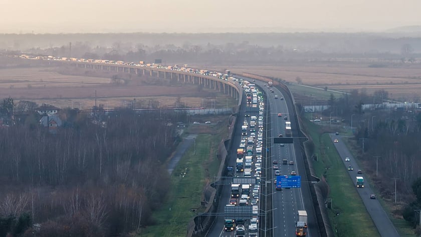 Korek na AOW po zderzeniu 3 samochod&oacute;w - 4 grudnia