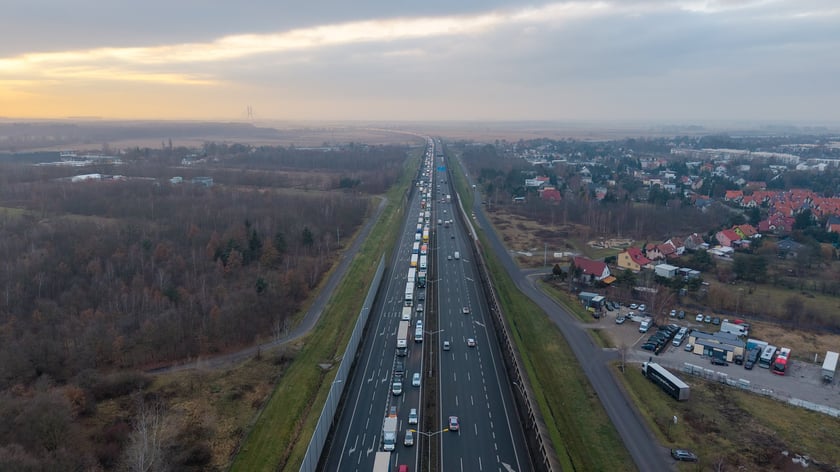 Korek na AOW po zderzeniu 3 samochod&oacute;w - 4 grudnia