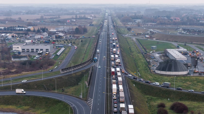 Korek na AOW po zderzeniu 3 samochod&oacute;w - 4 grudnia