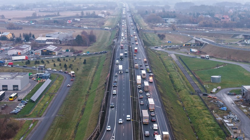 Korek na AOW po zderzeniu 3 samochod&oacute;w - 4 grudnia