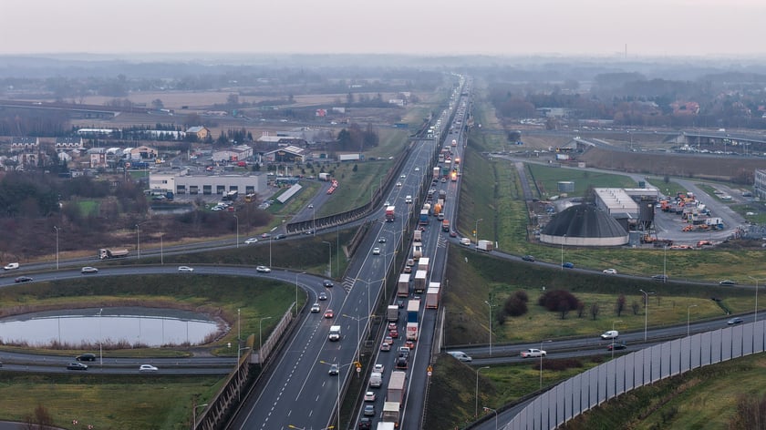Korek na AOW po zderzeniu 3 samochod&oacute;w - 4 grudnia