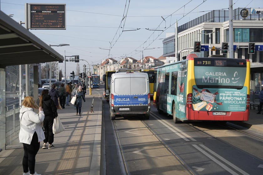 Wypadek na skrzyżowaniu Gubińskiej i Strzegomskiej (9 marca)