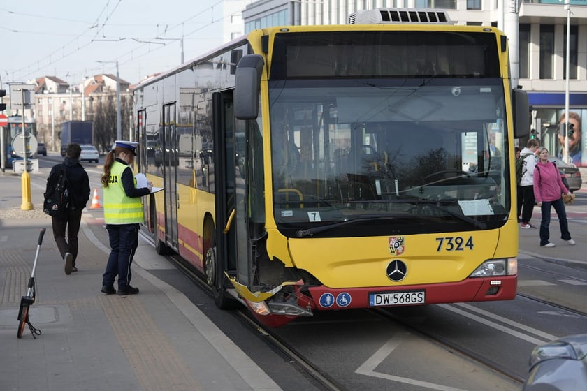 Wypadek na skrzyżowaniu Gubińskiej i Strzegomskiej (9 marca)