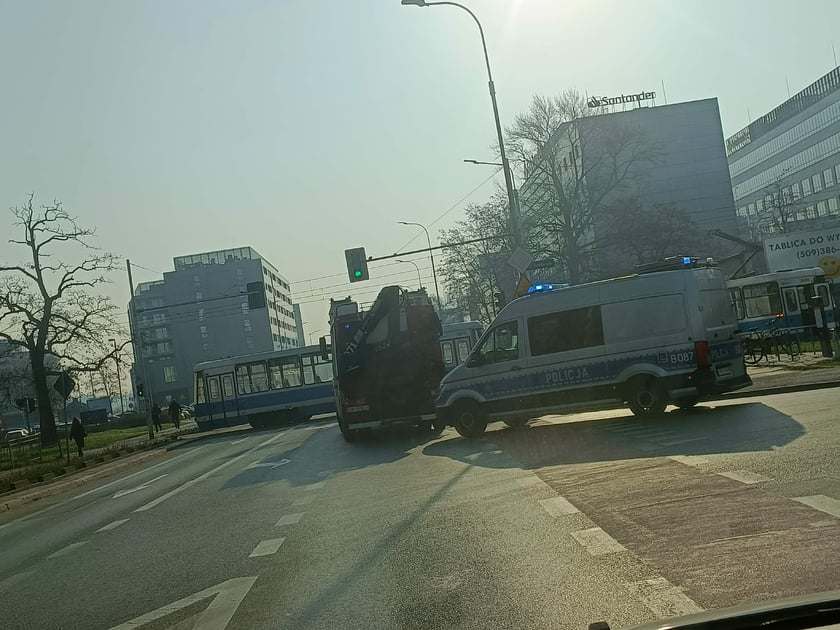 Zderzenie samochodu i tramwaju na skrzyżowaniu ul. Śrubowej i Strzegomskiej