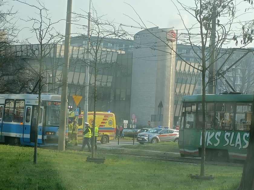 Zderzenie samochodu i tramwaju na skrzyżowaniu ul. Śrubowej i Strzegomskiej