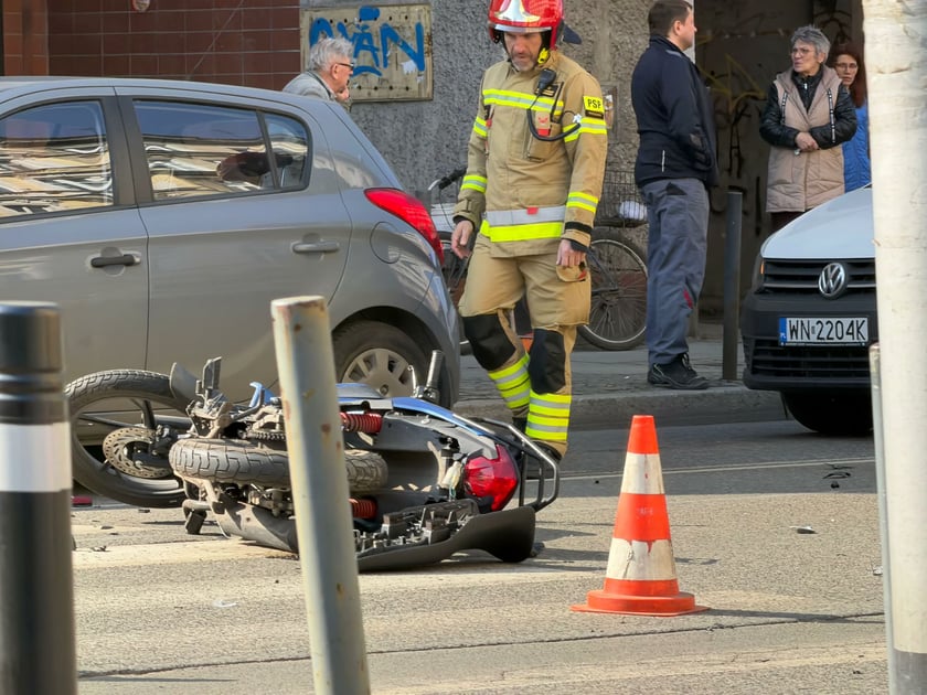 Wypadek  u zbiegu ulic Święto Wincentego i Trzebnickiej. Motocyklista został potrącony przez taksówkę