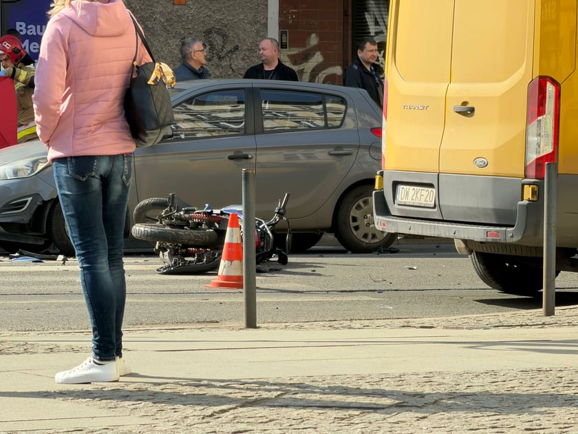Wypadek  u zbiegu ulic Święto Wincentego i Trzebnickiej. Motocyklista został potrącony przez taksówkę