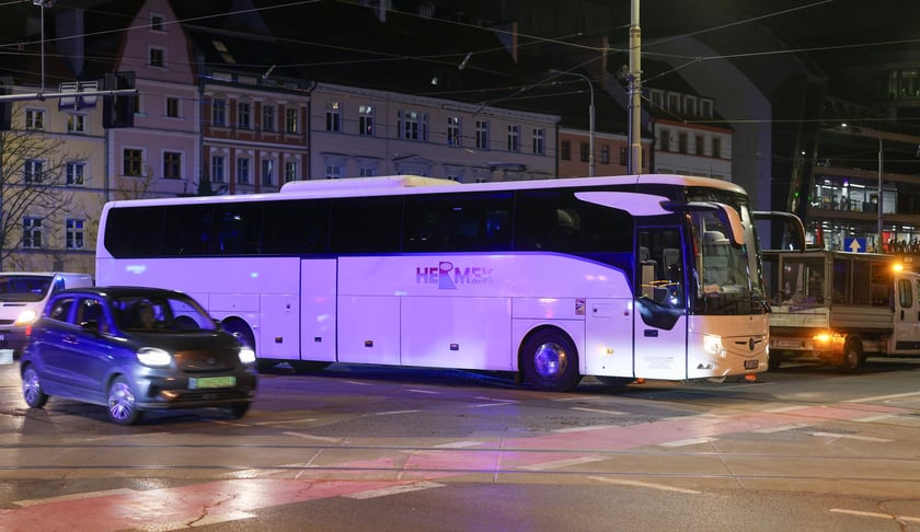 Autokar zawracał i wjechał pod tramwaj