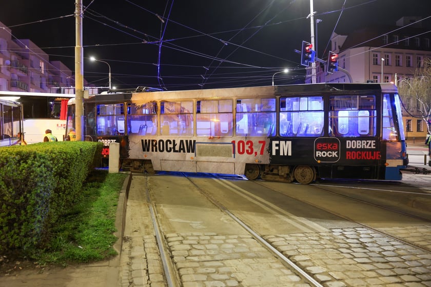 Tramwaj ma złamany pantograf