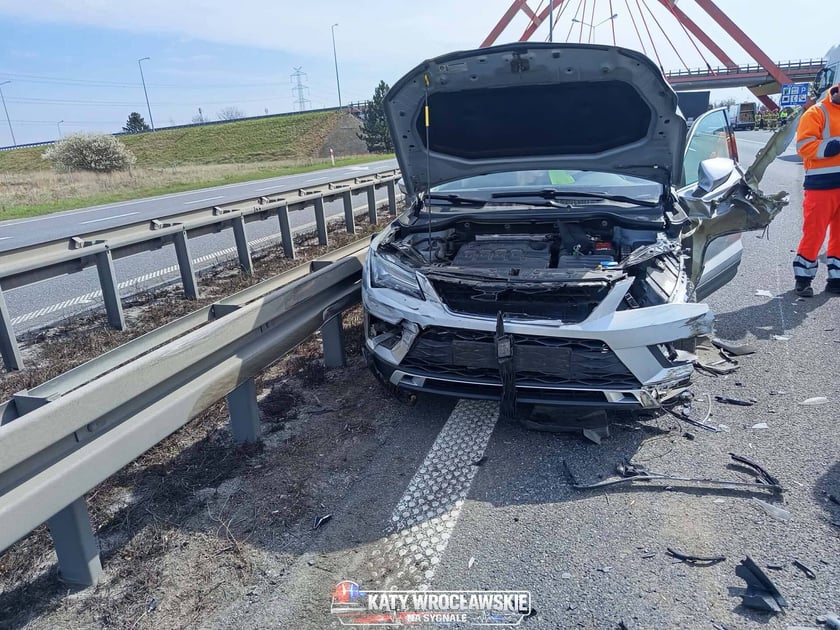 Kolizja trzech samochodów na odcinku autostrady A4 w pobliżu węzła Brzezimierz pod Wrocławiem - 10 kwietnia 2026 r.
