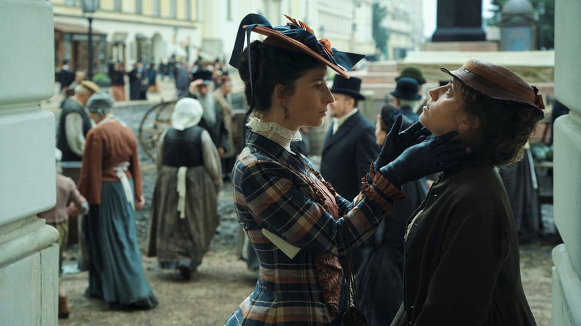 Z lewej Julia Wyszyńska (Florentyna). Z prawej Maria Kania (Marianna). Zdjęcia z planu serialu "Lalka" Netflixa