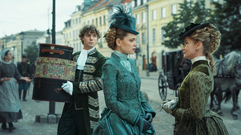 Sandra Drzymalska i Magdalena Cielecka na planie. Zdjęcia z planu serialu "Lalka" Netflixa