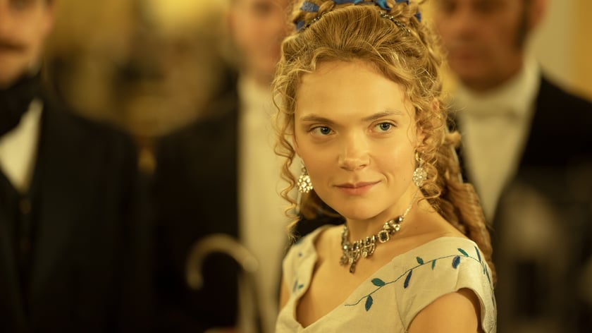 Sandra Drzymalska jako Izabela Łęcka. Zdjęcia z planu serialu "Lalka" Netflixa