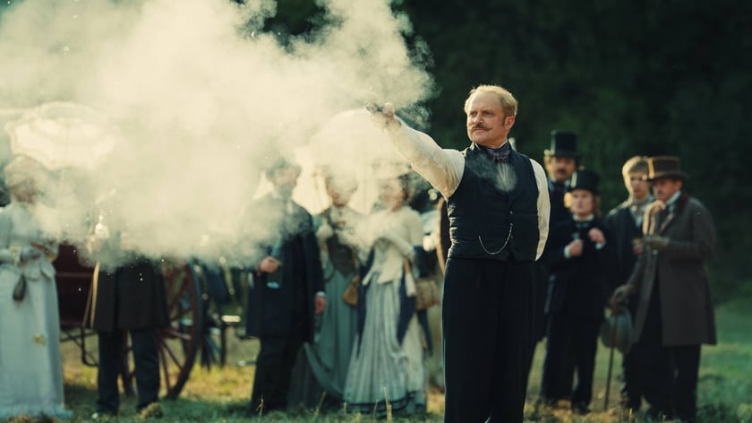 Piotr Adamczyk jako baron Krzeszowski, scena pojedynku. Zdjęcia z planu serialu "Lalka" Netflixa