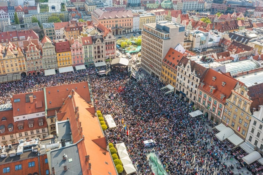 Gitarowy Rekord Świata we Wrocławiu pobity 2022, zdjęcia Rynku z drona